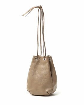 <img class='new_mark_img1' src='https://img.shop-pro.jp/img/new/icons13.gif' style='border:none;display:inline;margin:0px;padding:0px;width:auto;' />【hobo】DRAWSTRING POUCH SHRINK LEATHER/グレーベージュ