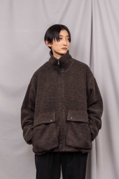 <img class='new_mark_img1' src='https://img.shop-pro.jp/img/new/icons48.gif' style='border:none;display:inline;margin:0px;padding:0px;width:auto;' />CURLYRECYCLED WOOL TUBE-NECK BLOUSON