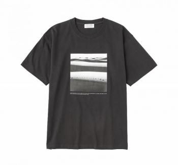 <img class='new_mark_img1' src='https://img.shop-pro.jp/img/new/icons48.gif' style='border:none;display:inline;margin:0px;padding:0px;width:auto;' />POET MEETS DUBWISEWHITE SANDS T-shirt/