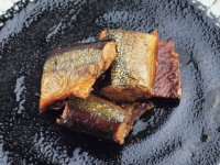 マルトヨ食品【さんま燻匠「海鮮」レモンペッパー味 30g】 | 桜チップを使用した香り豊かな燻製さんま
