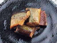 マルトヨ食品【さんま燻匠「海鮮」バーベキュー味】 | 桜チップを使用した香り豊かな燻製さんま