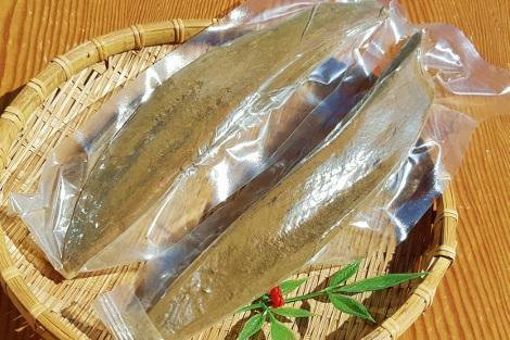 夏料理に本枯れかつお節の訳あり背腹2本で約400g規格外塊の鰹節ちょい