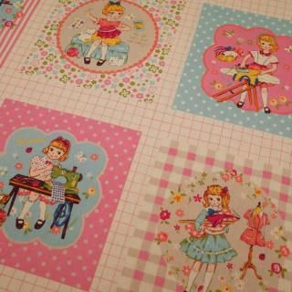 <img class='new_mark_img1' src='https://img.shop-pro.jp/img/new/icons12.gif' style='border:none;display:inline;margin:0px;padding:0px;width:auto;' />セレクト生地 ソーイングガールパネル (ピンク) 約60cm×110cm カット済み