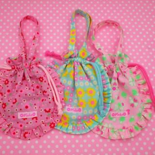 <img class='new_mark_img1' src='https://img.shop-pro.jp/img/new/icons24.gif' style='border:none;display:inline;margin:0px;padding:0px;width:auto;' />ま〜るいフリルの巾着バッグ 3種まとめ買いセット ピンクスロゴのタグおまけ付き