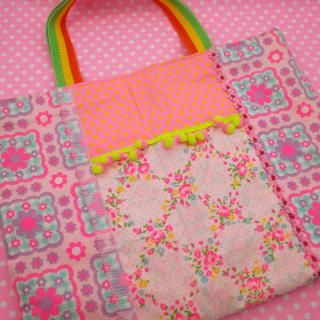 <img class='new_mark_img1' src='https://img.shop-pro.jp/img/new/icons33.gif' style='border:none;display:inline;margin:0px;padding:0px;width:auto;' />パッチワークキット展示サンプル品 ポケット付きレッスンバッグ OF151199