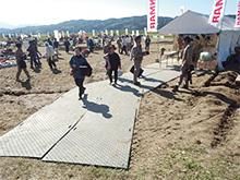 樹脂製敷板 Wボード 両面 | 庭・垣根仕事道具（鏝・鉈他）のこと