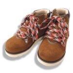<img class='new_mark_img1' src='https://img.shop-pro.jp/img/new/icons20.gif' style='border:none;display:inline;margin:0px;padding:0px;width:auto;' />READY MADES<br>MOUNTAIN BOOTS<br>シューレースがかわいいマウンテンブーツ<br>キャメル