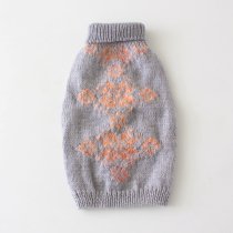 手編みの猫用セーター　菱形クローバー（ライトグレー×サーモンオレンジ系ミックス）