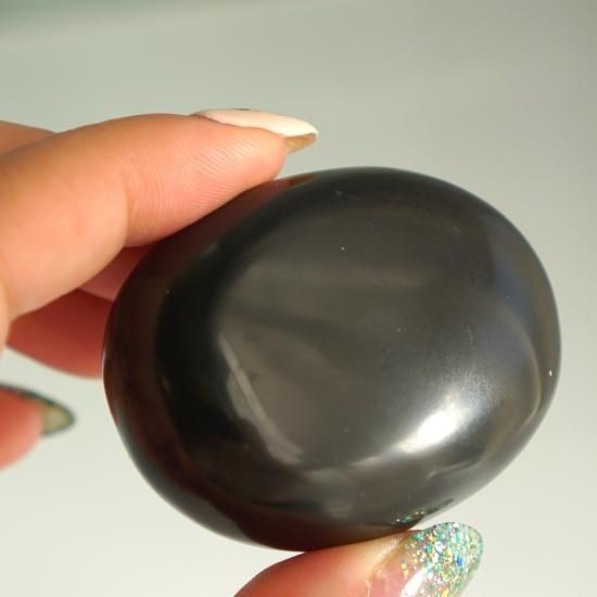 天然ブラックオニキス 握り石（インド産） - Crystalcolors