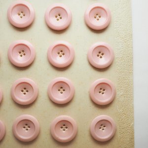 ピンク四つ穴ボタン