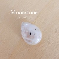 ムーンストーン（6月誕生石）天然石ルース・カボション　小粒しずく型  約15×10×5mm　アクセサリー素材 c0032