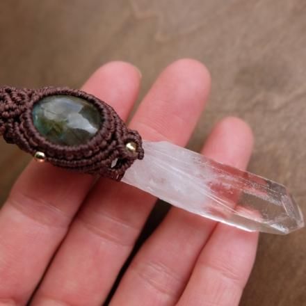 ラブラドライトと水晶ポイントの天然石マクラメネックレス♪ 水晶ポイント原石（ブラジル産）・ラブラドライト マクラメ編み