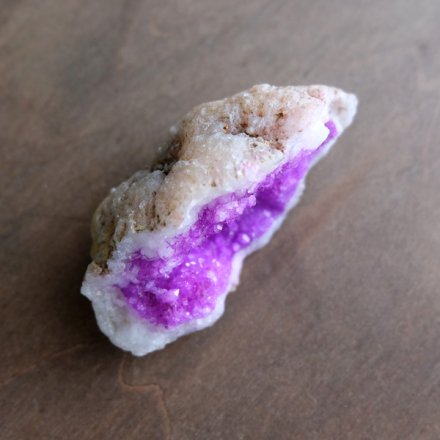 モロッコ産 ジオード クォーツ（水晶） 染色パープルジオード 原石