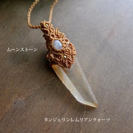 在庫処分セール 言い換え タンジェリンレムリアンシード 水晶原石（ブラジル産）ムーン ネックレス・ペンダント