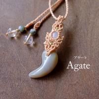 <img class='new_mark_img1' src='https://img.shop-pro.jp/img/new/icons29.gif' style='border:none;display:inline;margin:0px;padding:0px;width:auto;' />勾玉 メノウ 瑪瑙(アゲート)・ムーンストーン(スリランカ産)マクラメ編みペンダント  男女兼用可アクセサリー  3794