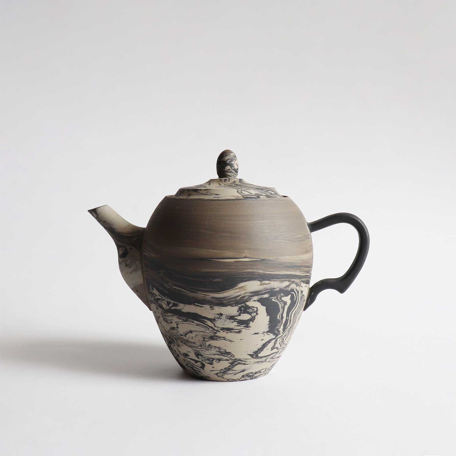 gena kuwan | tea pot ( white )