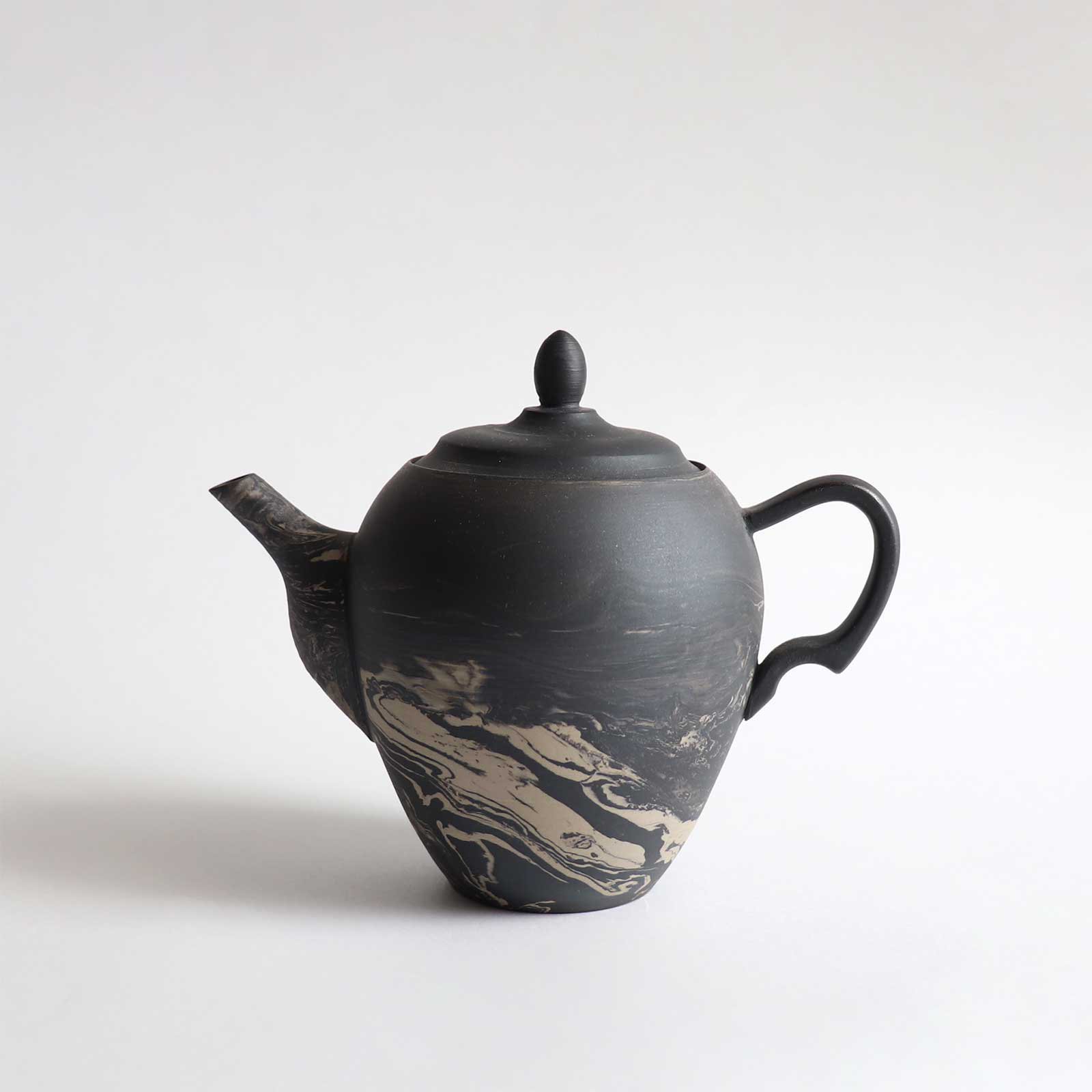 gena kuwan | tea pot ( black )