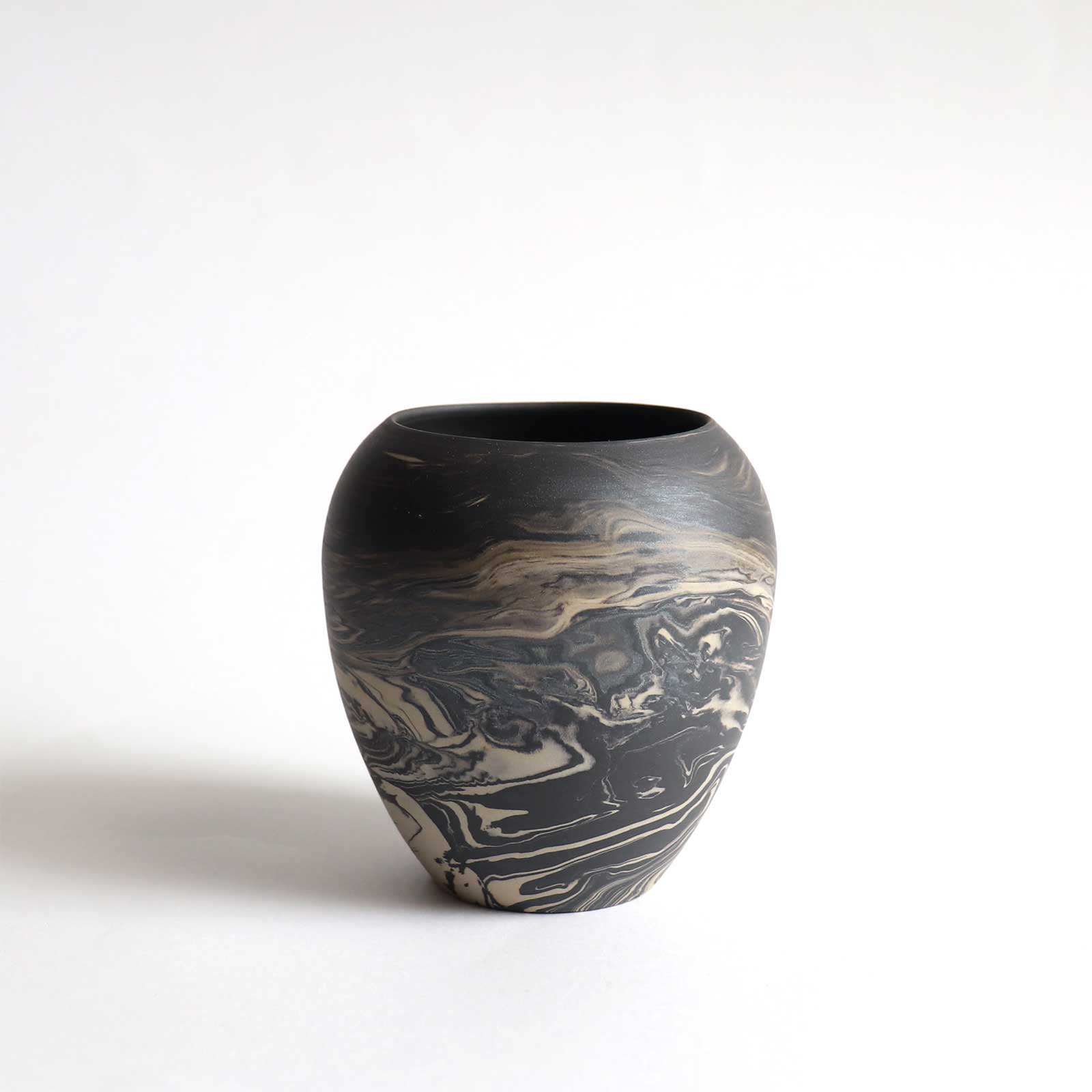 gena kuwan | flower vase ( black )