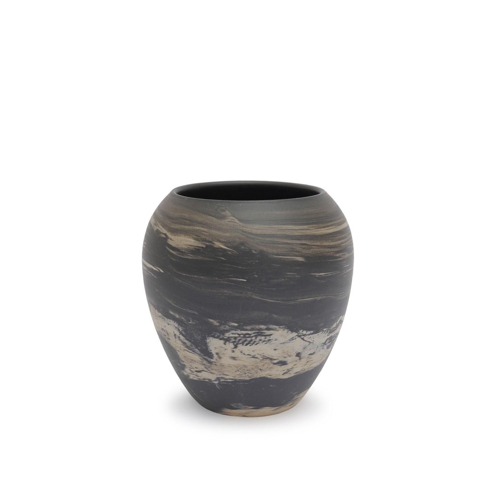 gena kuwan | flower vase ( black )