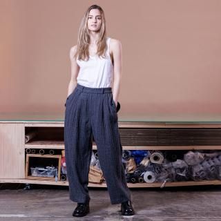 VOAAOV<br>BISHU TAMBLER WOOL GAUZE Tuck Tapered Pants <img class='new_mark_img2' src='https://img.shop-pro.jp/img/new/icons16.gif' style='border:none;display:inline;margin:0px;padding:0px;width:auto;' />
