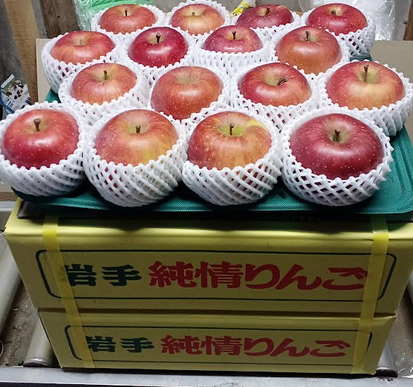 サンフジは世界で最も生産量の多い品種です。現在品切れです。緻密な肉質で食感が素晴らしいりんごです。比重の重いズッシリとした果実が特徴です。画像3