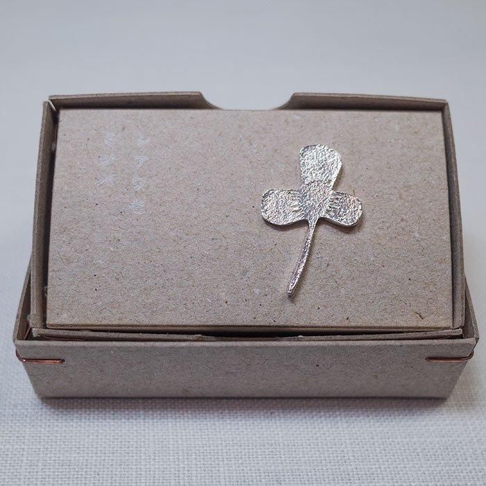 きたのまりこ いつものピンバッチ「シアワセミツバ」シルバー - リン