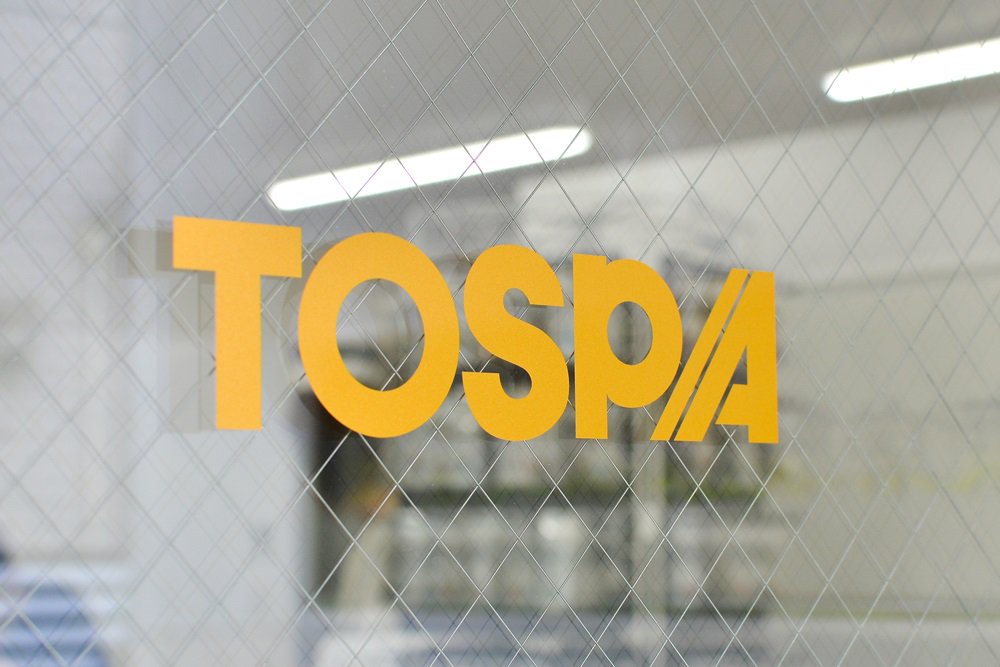 東京製旗株式会社　TOSPAショップ　店内　ロゴ　展示ラック