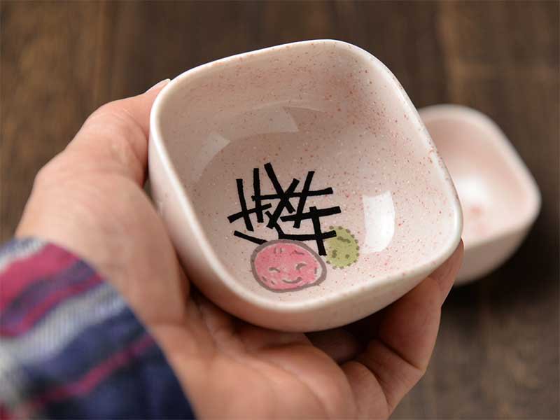 Shinzi Katoh シンジカトウ　デザイン 　色々なシーンで活躍する便利なピンク色とデザインが可愛い　日本的な四角小鉢　うめ柄　美濃焼