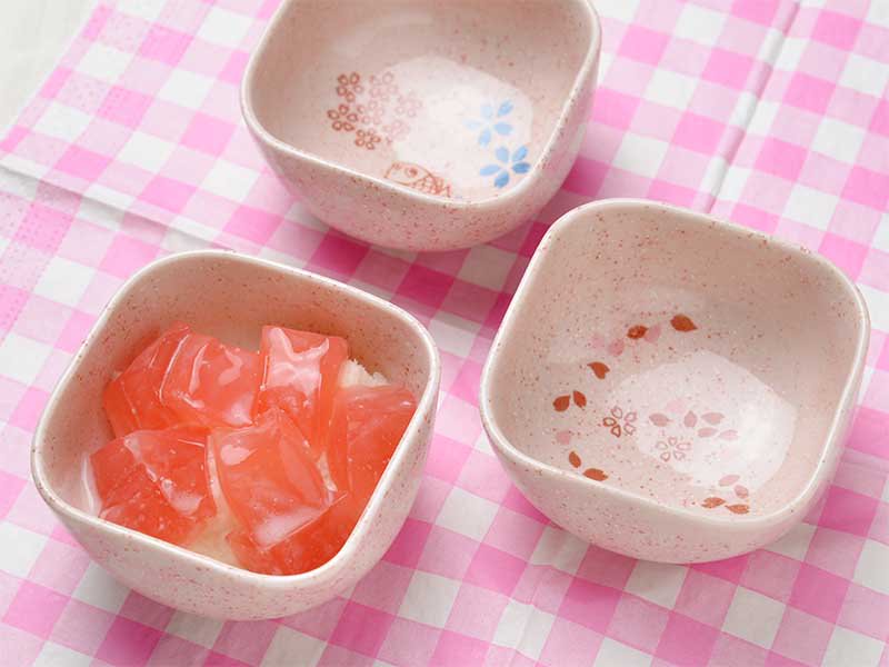 Shinzi Katoh シンジカトウ　デザイン 　色々なシーンで活躍する便利なピンク色とデザインが可愛い　日本的な四角小鉢　さくら　美濃焼