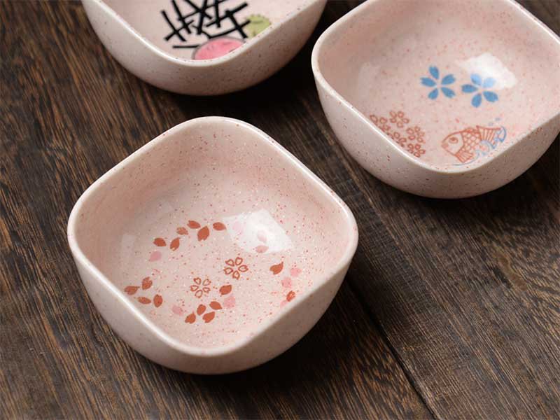 Shinzi Katoh シンジカトウ　デザイン 　色々なシーンで活躍する便利なピンク色とデザインが可愛い　日本的な四角小鉢　さくら柄　美濃焼