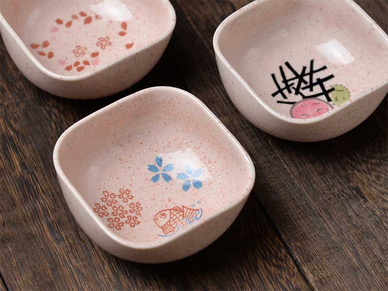 Shinzi Katoh シンジカトウ　デザイン 　色々なシーンで活躍する便利なピンク色とデザインが可愛い　日本的な四角小鉢　鯛柄　美濃焼
