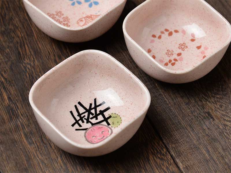 Shinzi Katoh シンジカトウ　デザイン 　色々なシーンで活躍する便利なピンク色とデザインが可愛い　日本的な四角小鉢　うめ柄　美濃焼