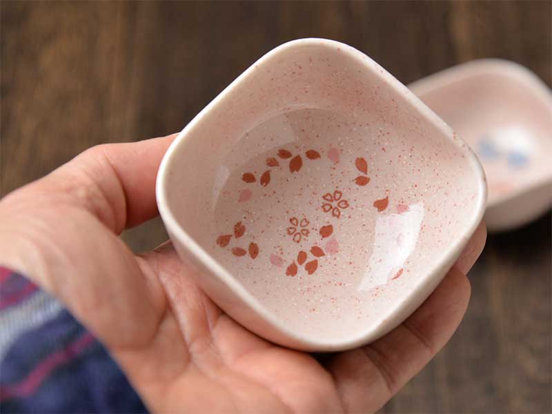 Shinzi Katoh シンジカトウ　デザイン 　色々なシーンで活躍する便利なピンク色とデザインが可愛い　日本的な四角小鉢　さくら柄　美濃焼