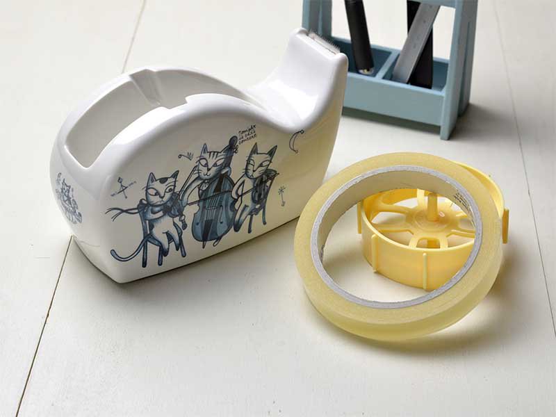 Shinzi katoh シンジカトウ　弦楽器を猫たちトリオで演奏　紺色の猫のデザインが可愛い陶器のテープカッター台