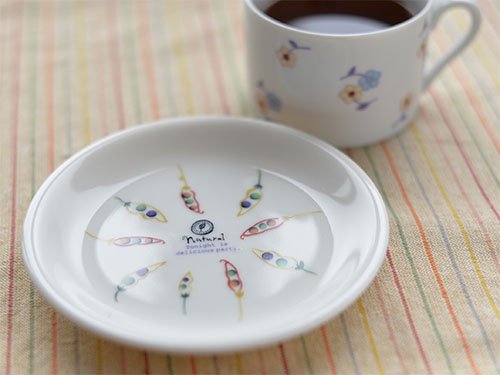 Shinzikatoh シンジカトウ　デザイン　ポップなまめのデザインがお洒落な丸い形をした陶器の小皿　カフェプレート　美濃焼