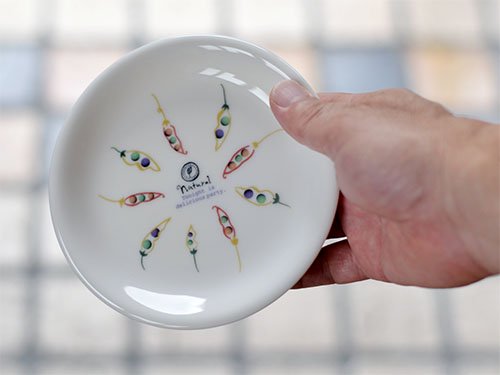 Shinzikatoh シンジカトウ　デザイン　ポップなまめのデザインがお洒落な丸い形をした陶器の小皿　カフェプレート　美濃焼