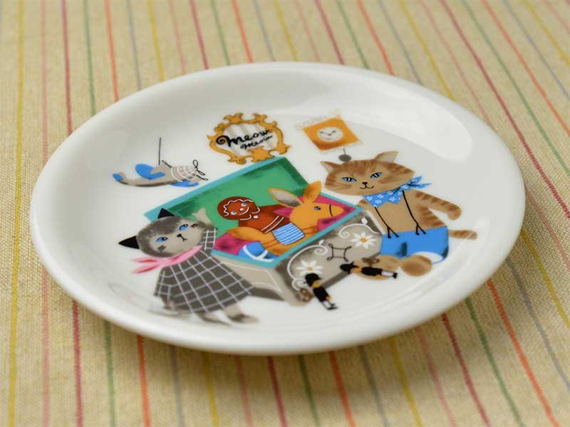 Shinzikatoh シンジカトウ　デザイン　西洋風なお洒落な猫のデザインンが可愛い丸い形をした陶器の小皿　カフェプレート　美濃焼