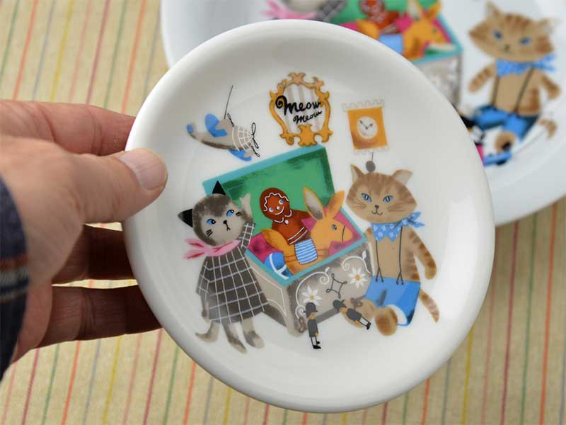Shinzikatoh シンジカトウ　デザイン　西洋風なお洒落な猫のデザインンが可愛い丸い形をした陶器の小皿　カフェプレート　美濃焼
