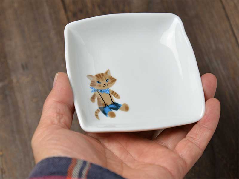 Shinzikatoh シンジカトウ　デザイン　猫のイラストが可愛い　お家カフェ　陶器の小皿　いろとりさら　美濃焼