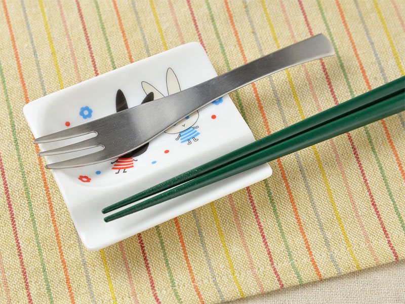 シンジカトウ デザイン モンペルシェシリーズ うさぎイラストが可愛い 箸置き小皿 Mpおもてなしレスト 日本製
