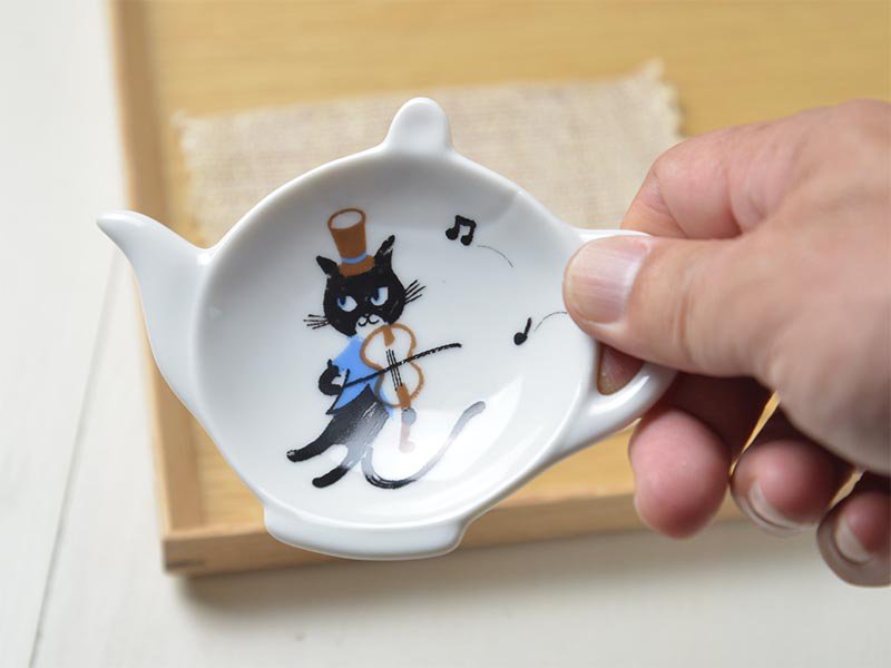 シンジカトウデザイン　バイオリンを弾く黒猫のイラスト　ティーポットの形をした陶器の小皿　美濃焼
