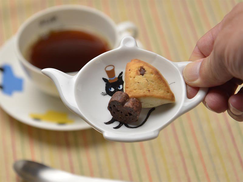 シンジカトウデザイン　バイオリンを弾く黒猫のイラスト　ティーポットの形をした陶器の小皿　美濃焼