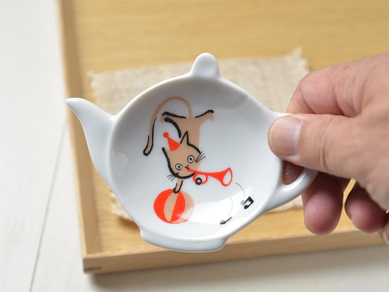 シンジカトウデザイン　トランペットを吹く猫のイラスト　ティーポットの形をした陶器の小皿　美濃焼