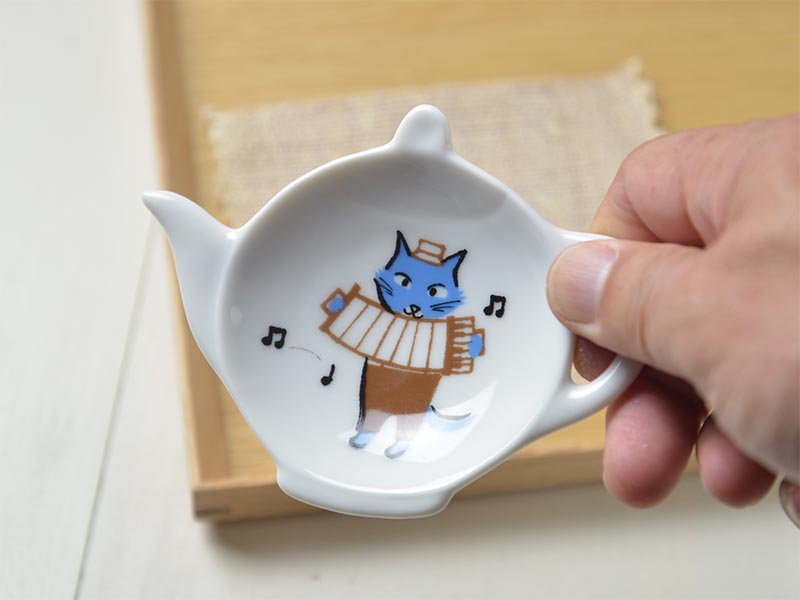 シンジカトウデザイン　アコーディオンを弾く黒猫のイラスト　ティーポットの形をした陶器の小皿　美濃焼