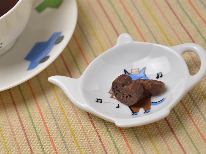 シンジカトウデザイン　アコーディオンを弾く黒猫のイラスト　ティーポットの形をした陶器の小皿　美濃焼