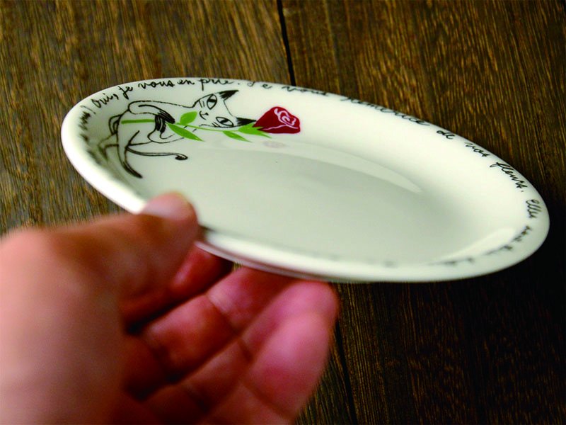 Shinzikatoh シンジカトウデザイン　バラと黒猫のイラストが大人可愛い陶器の小皿