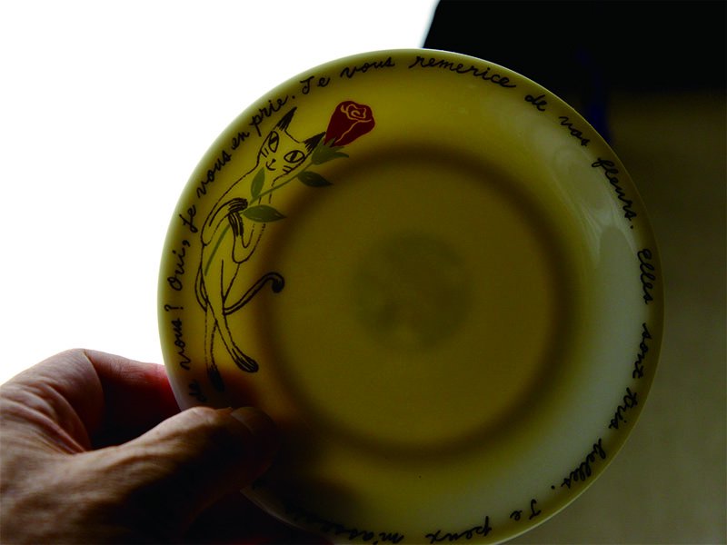 Shinzikatoh シンジカトウデザイン　バラと黒猫のイラストが大人可愛い陶器の小皿
