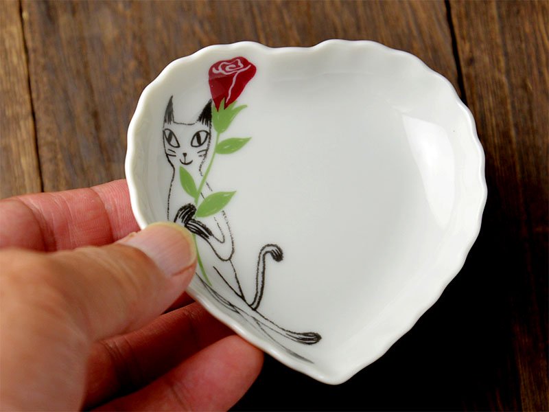 可愛い食器 シンジカトウ 黒猫とバラのイラストがおしゃれ 陶器の小皿
