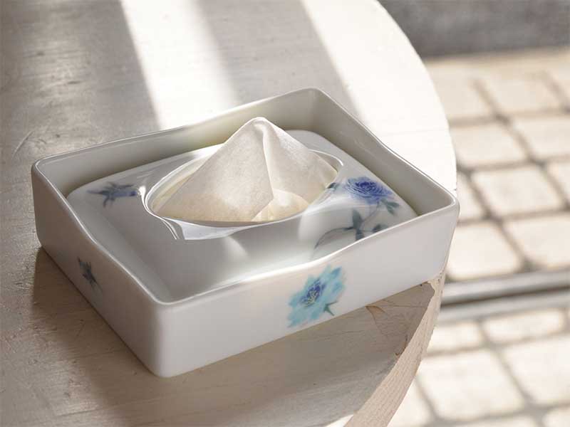 シンジカトウ　花言葉「夢かなう」ブルーのローズのデザインがお洒落な陶器のポケットテッシュケース