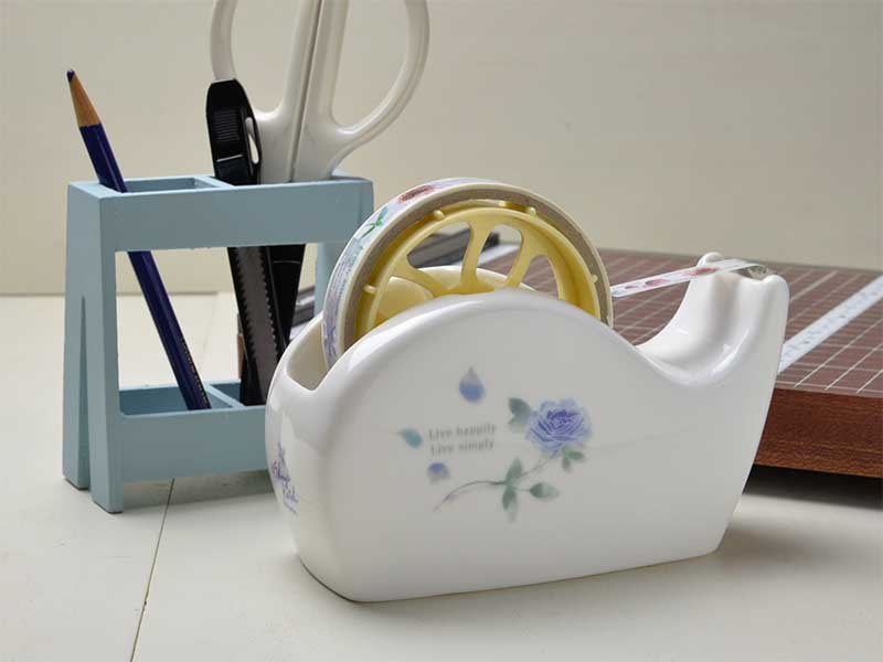 Shinzi katoh シンジカトウ　ブルーローズのデザインがお洒落な陶器のテープカッター台